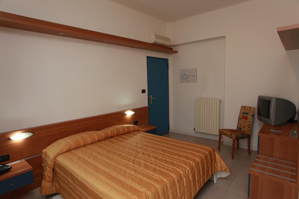 Hotel Athena Pesaro Zimmer foto