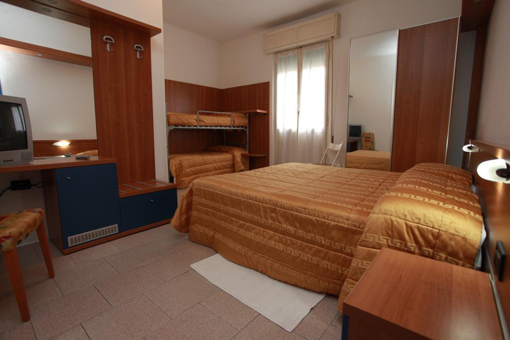 Hotel Athena Pesaro Zimmer foto